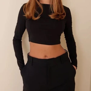 svart långärmad croptop - superskön å snygg långärmad, croppad tröja, aldrig använd 💖