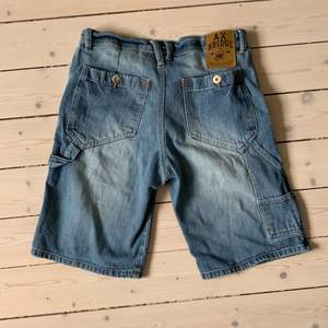 Vintage jeansshortsmed en massa coola detaljer, knäppen på fickorna och annat! Skriv för fler bilder 🌠Midjemått: 70cm