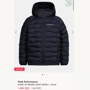 Peak performance jacka  - Säljer min super fina peak performance svarta jacka som jag köpte i vintern från kidsbrandstore för 1599kr?, den kommer helt enkelt inte till använd den är storleken 160 men passar en S/M lika bra (vet det eftersom jag brukar ha M i koftor, jackor t-shirts) PRISET KAN DISKUTERAS VID SNABB AFFÄR❗️