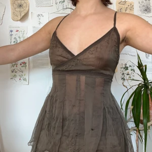 Brunt fairycore linne  - Helt underbart brunt linne med färlor’ ! Tyget är mesh och toppen är i gott defetfritt skick skick. Frakt kostar 26kr. Visas på mig som bär S(38) i toppar. 