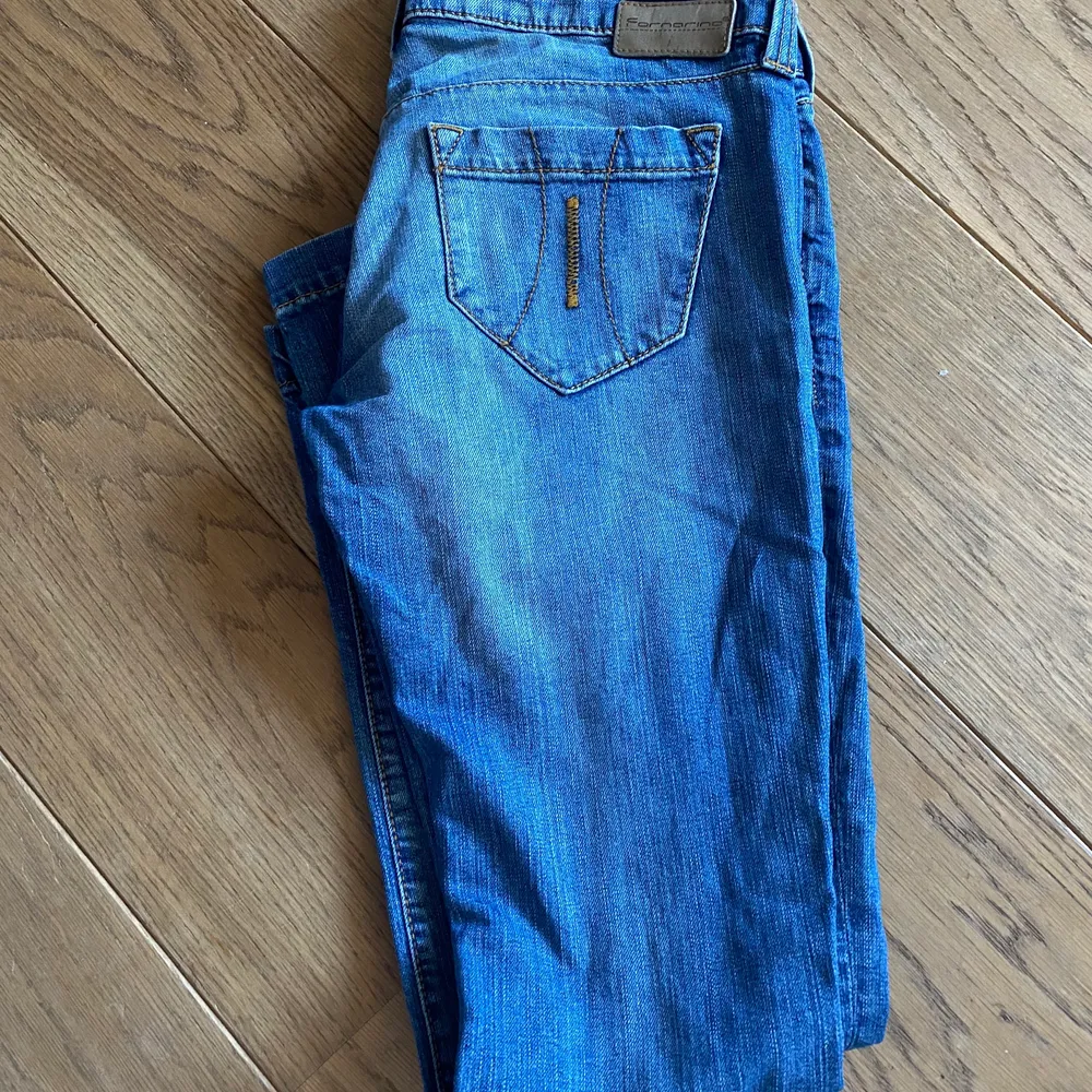 Jättefina fornarina vintage, slim modell. finns liten slitning längst ner. Bud. Jeans & Byxor.
