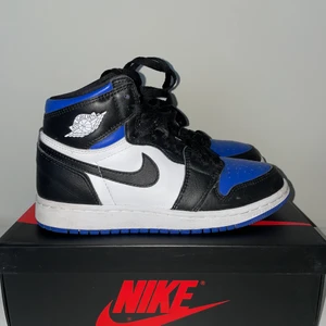 Jordan 1 - Säljer nu mina jordan 1 royal blue gs i storlek 36,5. Dom är helt skyddade och tagits hand om väl. Det finns inga crease på dom eller skador. Om man vill ha fler bilder på skorna så är det bara att skriva. Priset kan diskuteras om det är rimliga förslag!!
