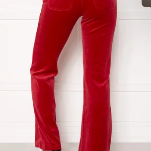 Juicy couture - Säljer mina slutasålda röda juicy couture byxor  då jag inte har någon användning för de! De är knappt använda och i nytt fint skick💞byxorna är i strl S hör av dig ifall du är intresserad eller vill ha mer bilder❤️ (har även koftan ifall nån oxå är intresserad i ett helt sett/bara koftan❤️)