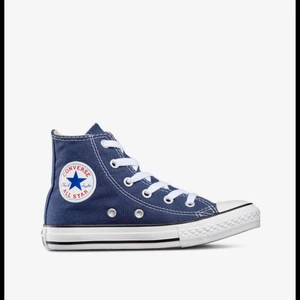 Converse  - Säljer ett par converse, vet inte exakt storlek men dom är lite stora på mig som har 39. Använda men ändå fint skick. Vill ni ha privata bilder så är det bara att skriva💞 