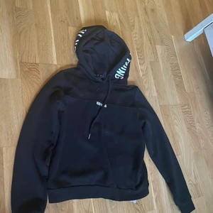 Hoodie - Säljer min fina hoodie då den inte kommer till användning, den är använd Max 5 gånger och det är inget fel på den😁 