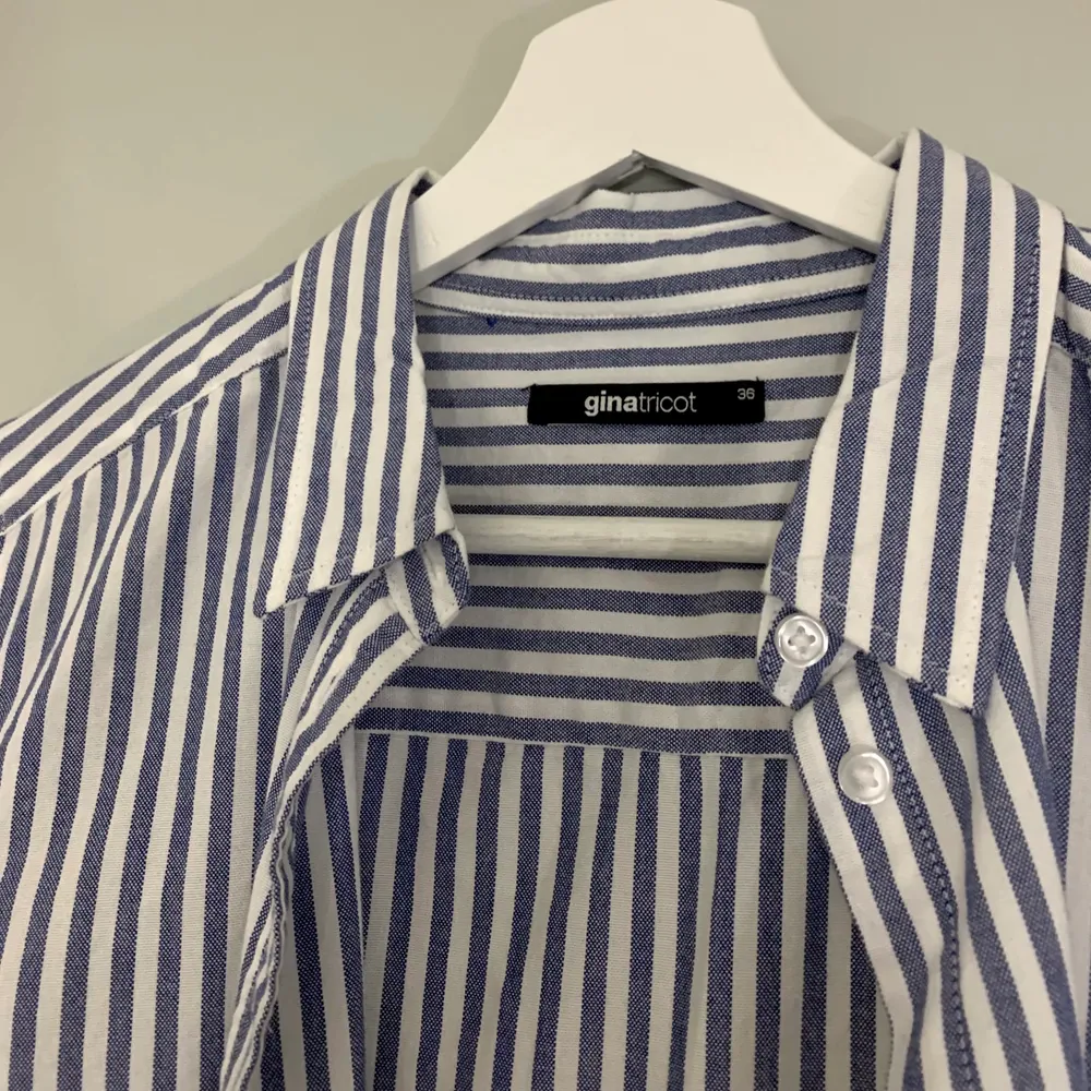 Blåvit-randig skjorta i storlek 36, från Gina Tricot. Använd fåtal gånger, men fortfarande i fint skick🥰. Skjortor.