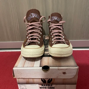 Converse - Intresserad för byten mot skor i strl 43❗️  Converse chuck taylor x Bandulu Size: US9,5/EU43 Cond: 8,5/10 Pris: 800kr  Extra skosnöre tillkommer