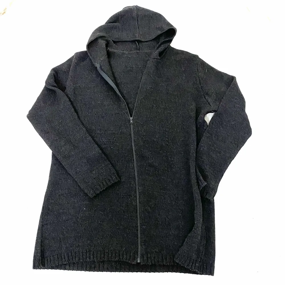 Grå stickad zip up hoodie, slutar vid höften på mig🙏 storlek och märke står inte, gissar på S-M. Tröjor & Koftor.