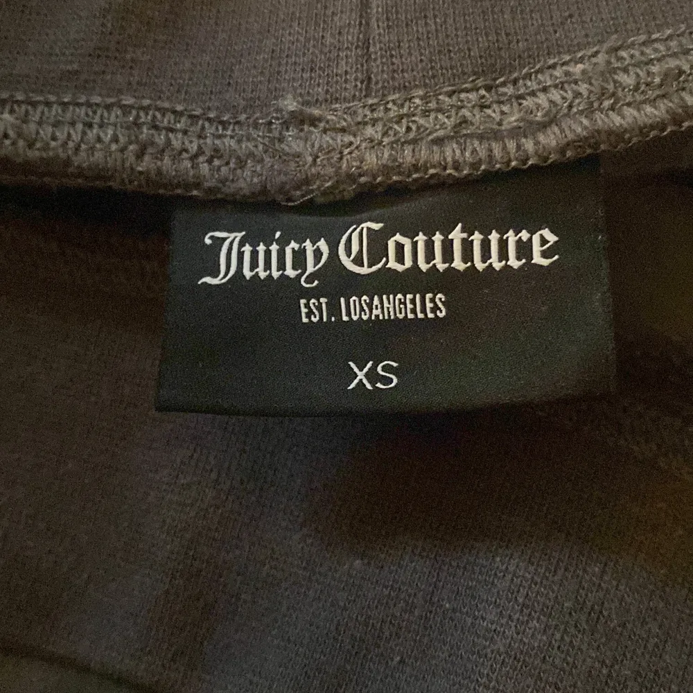 Ett par gråa Juicy couture byxor med fickor på baksidan! de är använda ett få tal gånger! köpte dom i vintras och säljer dom pga att dom aldrig används! orginal pris: 1200, pris kan sjäkvklart diskuteras!. Jeans & Byxor.