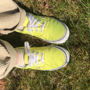 Vans - Ett par neongula vans, jättefint skick, de va lite trånga därför säljer jag dom. Skicka DM om du är intresserad av fler bilder eller om du vill köpa skorna:)