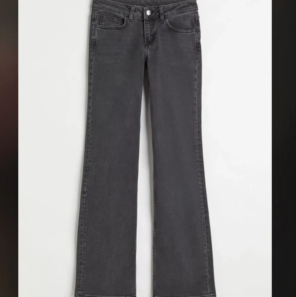 Säljer mina snygga och populära jeans ifrån h&m, de är slutsålda på hemsidan. Jag säljer pågrund av att de inte kommer till någon användning. De är i ett nyskick. Köparen står för frakten:). Jeans & Byxor.