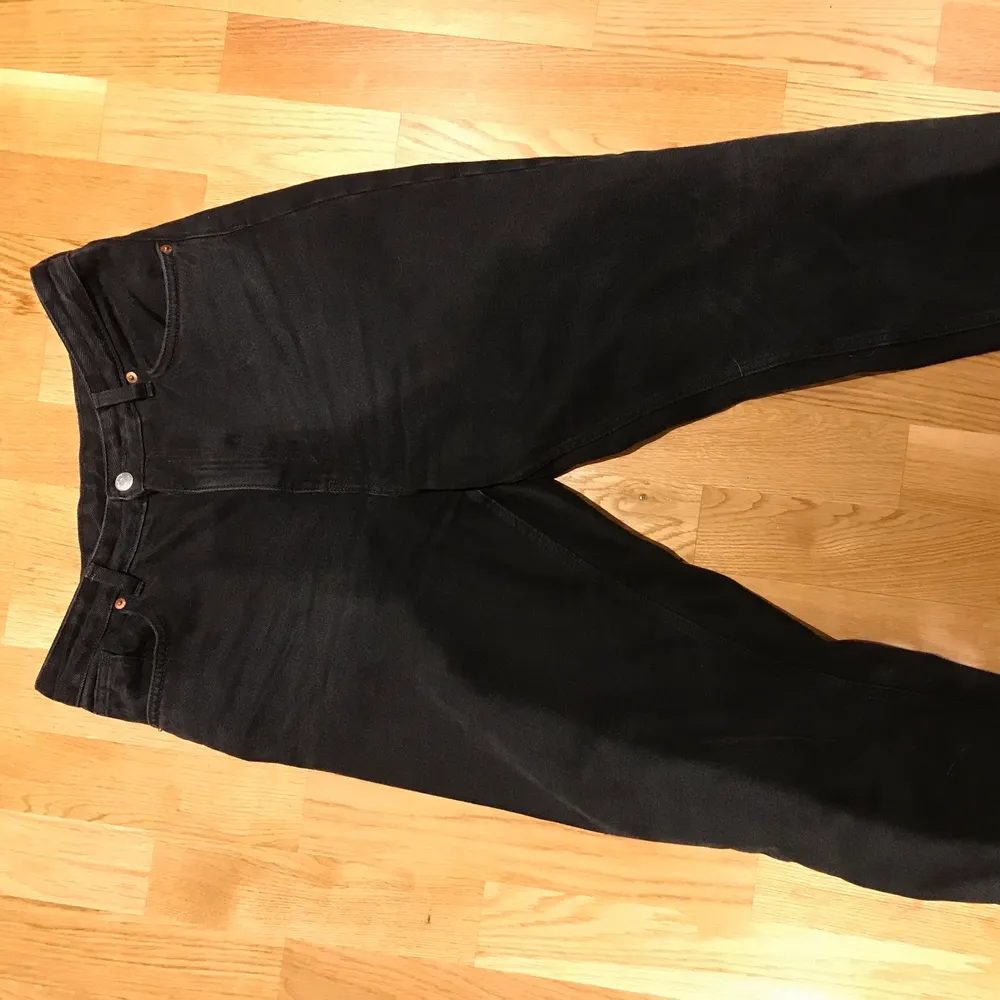 Fina svarta high waisted Monki jeans. Tror det är modellen Taiki men är inte helt säker. Använda men i bra skick :). Jeans & Byxor.
