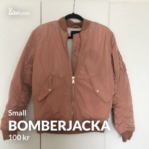 Bomberjacka  - Nuderosa bomberjacka med jätte mysigt tyg ifrån bikbok😊