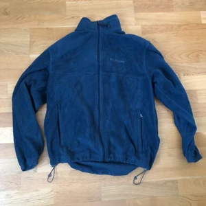 Blå Columbia zip up - Säljer min väldigt sköna Columbia zip up köpt från beyond retro. Säljer pga typ aldrig använt