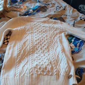 En vanlig vit tröja - Den är knappt använd