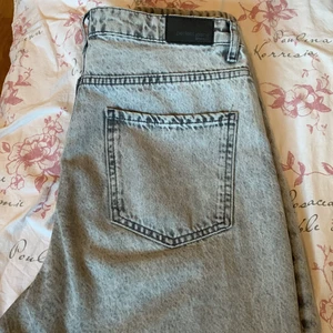 Gina tricot gråa jeans - Hej! Säljer ett par gråa snygga jeans från Gina tricot! Det är absolut inget fel på jeansen och de är i bra skick, älskar färgen men är tyvärr tvungen att rensa garderoben för har inte plats med kläder längre! Nypris  låg på ca 500kr om jag minns rätt och säljer nu för 90kr. Låga priser pga rensning av garderob! Strl 40 men passa mig som är 38. Kan skickas!