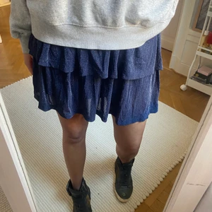 Kjol - Superfin festlig kjol i storlek XS. Kort, mörkblå/glittrig i färgen, strächigt midja så passar många storlekar, knappt använd 💕 