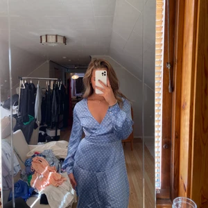 Prickig satinklänning - Köpt på NA-KD 2020, superfin. Använd en midsommar bara💞