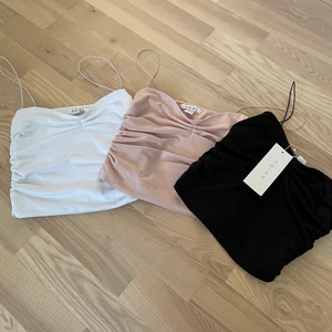 Gulliga linnen - Säljer dessa tre jätte gulliga linnen i vit,rosa och svart som är perfekta till sommaren! De vita och svarta är i storlek xs medans de rosa är i S. Aldrig använda men endast den svarta har lappen kvar. Så i ny skick!💞               40kr styck +frakt.