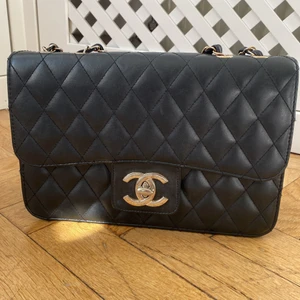 CHANEL VÄSKA  - En riktigt fin kopia på en FAKE Chanel väska. Köpt här på Plick för cirka en månad sedan. Väskan är i en stor storlek och som vanligt så står köparen för frakten. Väskan kostade 850 när jag köpte den men säljer den för ett billigare pris 
