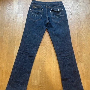 Jeans  -  Snygga jeans med coola detaljer på fickorna ! Lite försmå för mig! Sitter lågmidjat på mig och är väldigt fina! Kom privat om fler frågor 😇