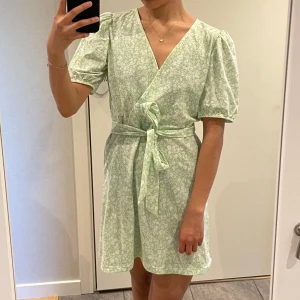 Klänning - Jättefin klänning med blommor på. Perfekt nu i sommar, går att klä upp och klä ner🌸