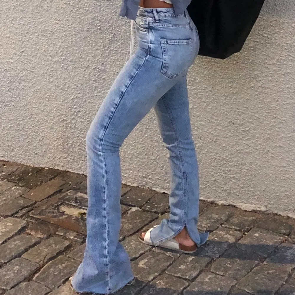 Säljer mina SUPERsnygga jeans som sitter som en smäck ifrån Zara 💘. Jeans & Byxor.