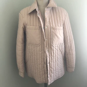 Vårig Quiltad overshirt från Pieces  - Superfin vårig overshirt som jag har använt som vår/sommarjacka ett fåtal gånger. Perfekt tjocklek att ha sena sommarkvällar ☀️  köptes på Götgatan i Stockholm för två år sen för 699 kr. Sparsamt använd 🙂 säljer pga flytt. Färgen är beige. 