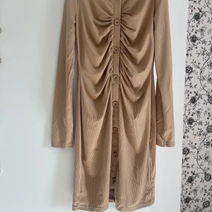 Klänning i Storlek M - Väldigt fin klänning, helt oanvänd pågrund av att den var för liten.💖 skönt material, fin modell och färg. 