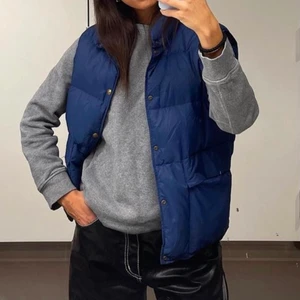 Blå väst - Blå väst från Jack and Jones i strl 36. Använd vid endast 3-4 tillfällen.