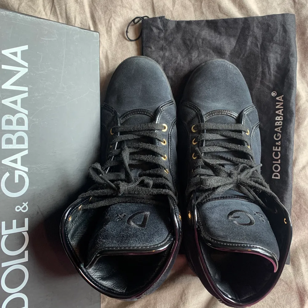 säljer mina helt oanvända Dolce & Gabbana sneakers!! nypris runt 4000 kronor, dustbag och boxen följer med💕💕 . Skor.