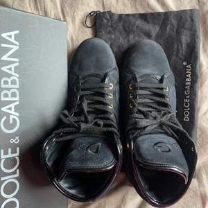 säljer mina helt oanvända Dolce & Gabbana sneakers!! nypris runt 4000 kronor, dustbag och boxen följer med💕💕 