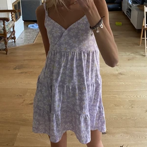 Söt sommarklänning - Jag säljer denna superfina klänning med blommor som är köpt på Zalando. Den är endast använd ett fåtal gånger och är därmed i nyskick! Aldrig haft på mig något så skönt förut. Storlek xs, säljs för 115kr+frakt som köparen står för. Hör av dig vid intresse💜