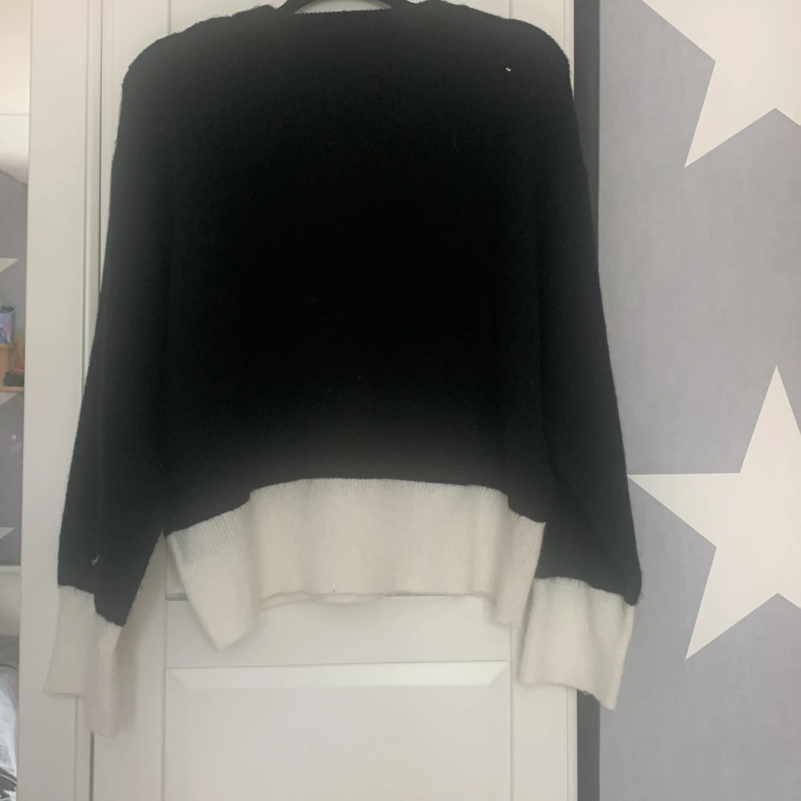 Stickad svart tröja med vita detaljer  - 90