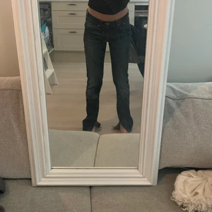 Lågmidjade jeans med slits  - Raka mörkblåa lowwaist jeans från Tommy Hilfiger. Jag är storlek 34-36 och 168cm. Jeansen har slits