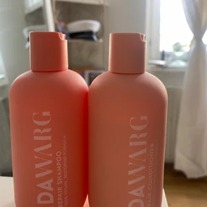 Ida Warg - Ida Wargs repair schampo och balsam á 250ml. Köpte för 149kr/styck och endast använda två gånger. Dessa funkade tyvärr inte riktigt för mitt hår så väljer därför att sälja vidare. Säljer i par för 180kr. Frakt tillkommer❤️