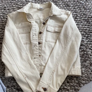 Lindex - Fin begis jacka jeans jacka säljer för att jag inte tycker om den längre änvänd 2 gånger en gång på skolavslutningen och en gång på student fest 