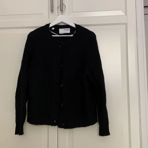 Selected Femme kofta - Svart kofta i gott skick, strl XS från Selected Femme. Ny pris 499kr. Möts gärna upp i centrala Göteborg.