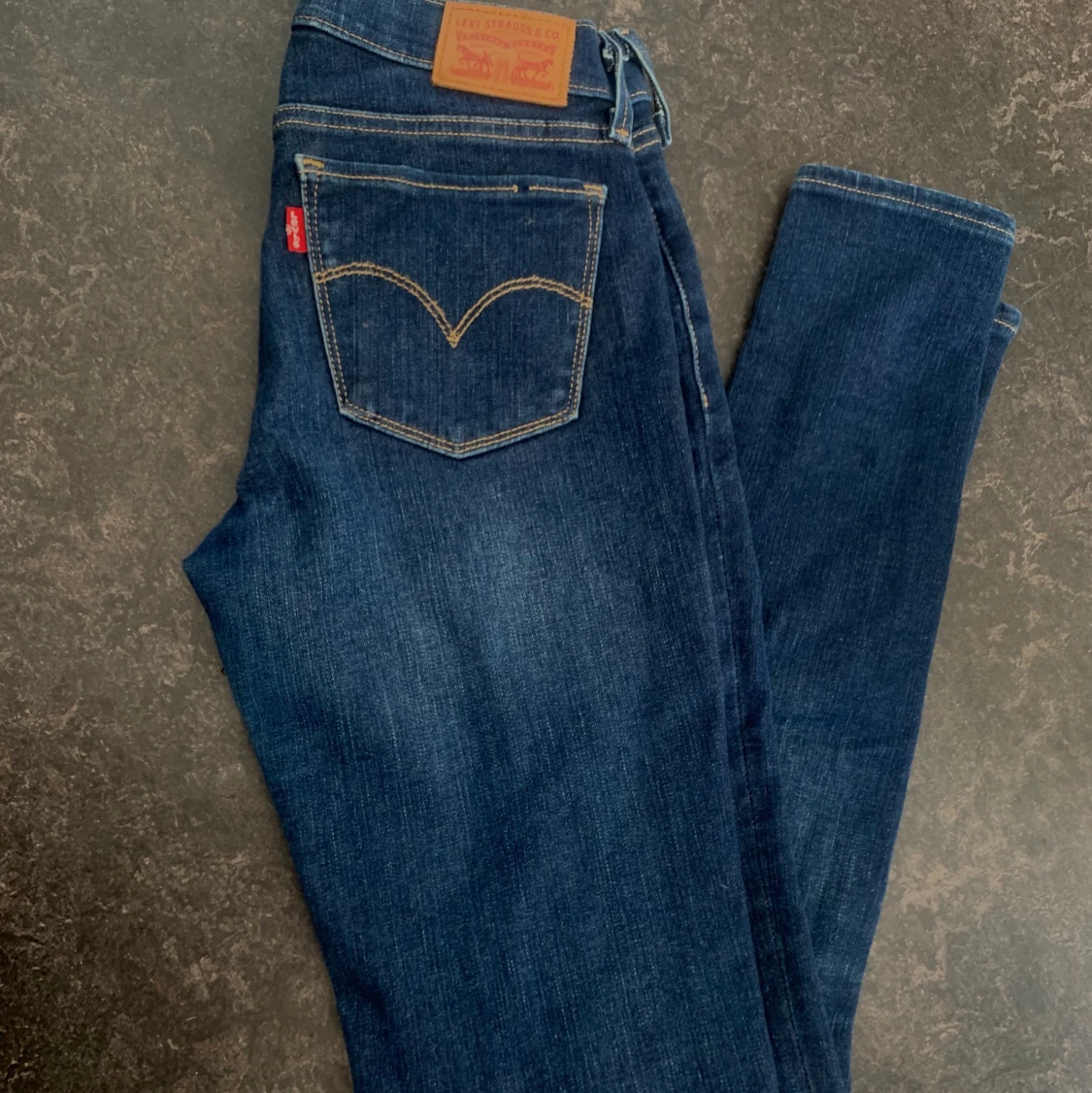 lågmidjade blåa levi’s jeans