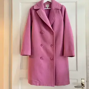 Världens finaste jacka, köpt i London. Så fin rosa färg. Kom med ett bud om du tycker priset är för högt.