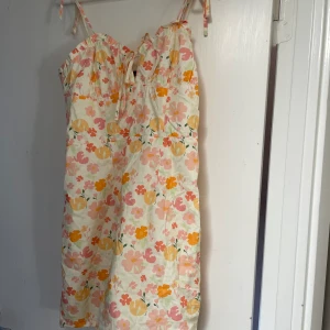 Moa Mattsson x NAKD klänning - Jättefin klänning, endast testad. Säljes då den är lite för liten! Strl 36! 