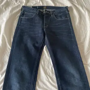 Väldigt lätt använda Lee jeans, straight fit med mindre veck. Sköna och snygga på dem flesta! Skriv för mer info/bilder!