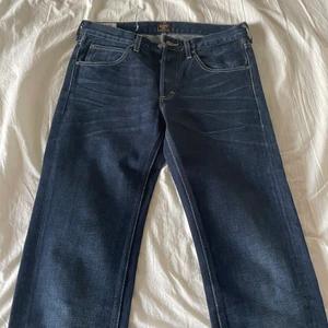 Lee 101s mörkblåa straight - Väldigt lätt använda Lee jeans, straight fit med mindre veck. Sköna och snygga på dem flesta! Skriv för mer info/bilder!