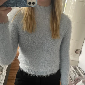 H&M tröja💙 - Ljusblå lurvig tröja från H&M i storlek xs, endast provad några gånger💙 Betalning via Swish, fraktkostnad tillkommer💙