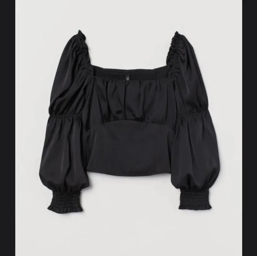 Säljer denna svarta blusen från H&M🖤 Köparen står för frakten. Jag tar endast swish💫. Toppar.
