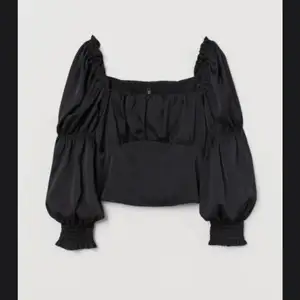 Säljer denna svarta blusen från H&M🖤 Köparen står för frakten. Jag tar endast swish💫