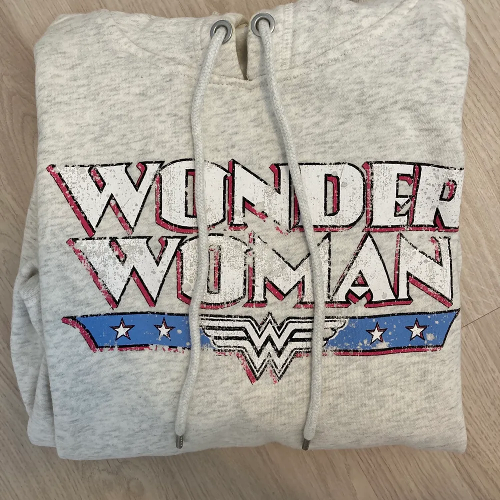 En hoodie med trycket ”Wonder Woman”. Står att det är storlek S, men skulle nog säga att den är mer som en XS. Hoodies.