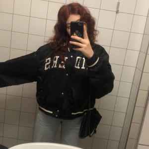 Hm vårjacka jacka svart  - Säljer denna jätte fina svarta vår/ sommadbacka bomberjacka från hm divided, köptes i höstas och säljer då jag behöver en ny och vill gärna ha en grön camoflauge jacka eller en skinn jacka så sparar till det ❤️, kan annars byta mot min jacka 