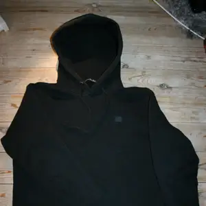En svart hoodie av märket Acne Studios. Inga skador eller missfärgningar. Skriv för flera bilder och vidare information.