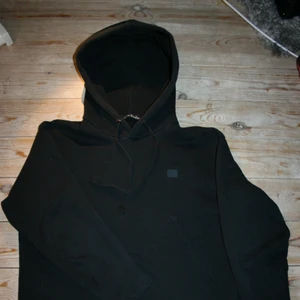 Acne hoodie - En svart hoodie av märket Acne Studios. Inga skador eller missfärgningar. Skriv för flera bilder och vidare information.